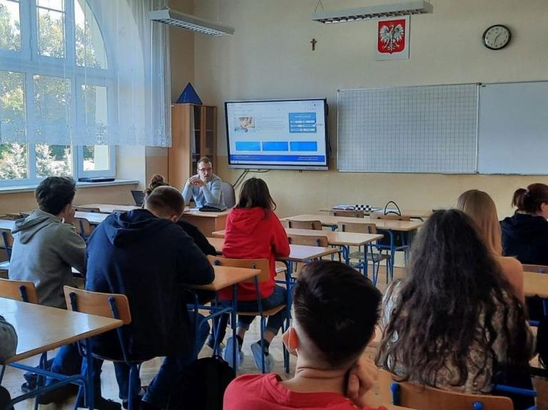 Spotkanie młodzieży 9-10 Hufca Pracy z doradcą zawodowym z Młodzieżowego Centrum Kariery w Iwoniczu