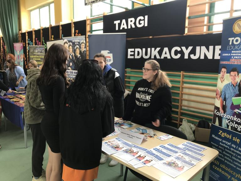 11-23 Hufiec Pracy w Słupsku na Targach Edukacyjnych w Potęgowie