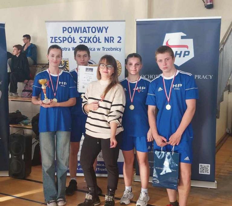 Podium dla Góry na  Wojewódzkich Mistrzostwach Piłki Siatkowej Drużyn Mieszanych OHP w Trzebnicy