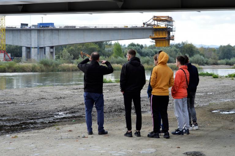 Wizyta młodzieży OHP w okolicach budowy mostu na rzece Dunajec.
