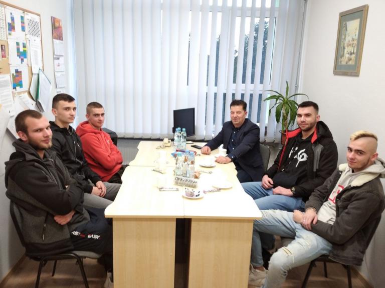 Absolwenci w 9-9 Hufcu Pracy Krosno
