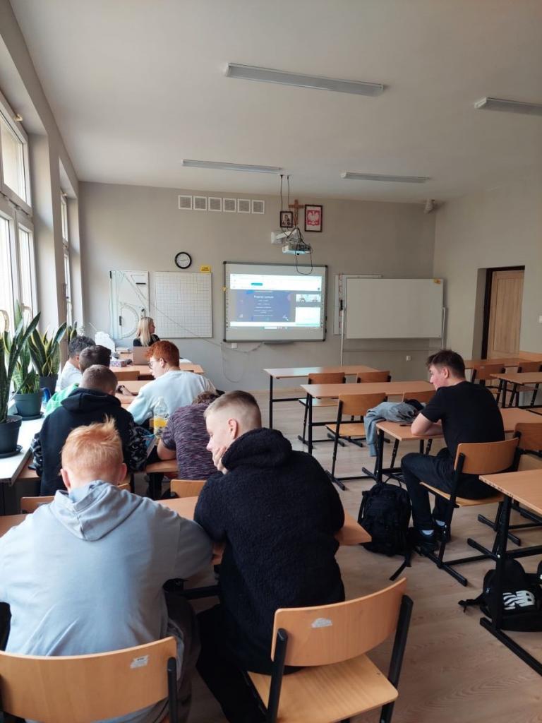 Czy dziękować za propsy i za hejt? Lekcja o cyberprzemocy w ramach programu profilaktycznego „Wiem, więc jestem bezpieczny”