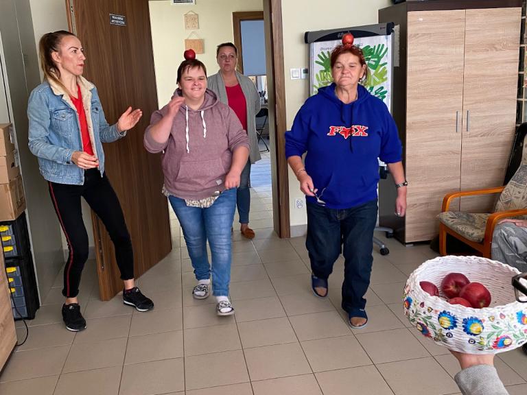 Kolno: Dzień Jabłka w Środowiskowym Domu Samopomocy