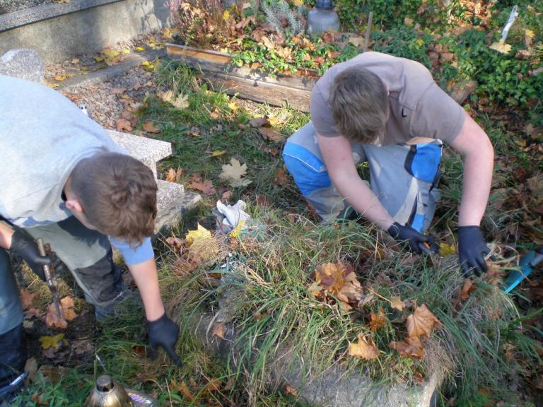 Młodzież z wadowickiego Hufca Pracy sprząta opuszczone groby