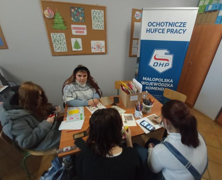Kartki świąteczne dla seniorów z Domu Pomocy Społecznej