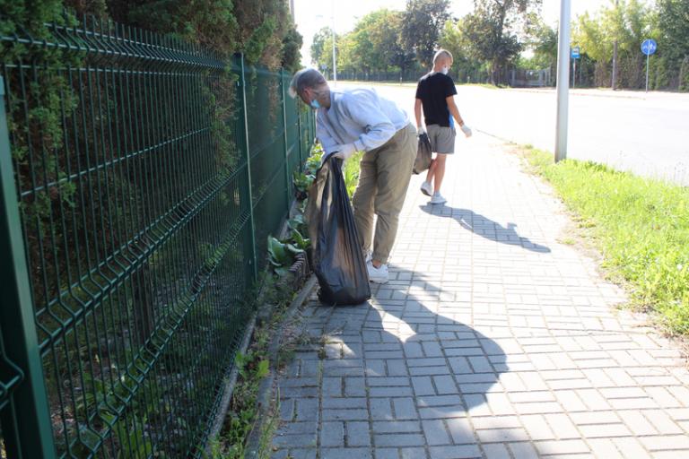 UCZESTNICY Z JĘDRZEJOWA ,,SPRZĄTAJĄ ŚWIAT”