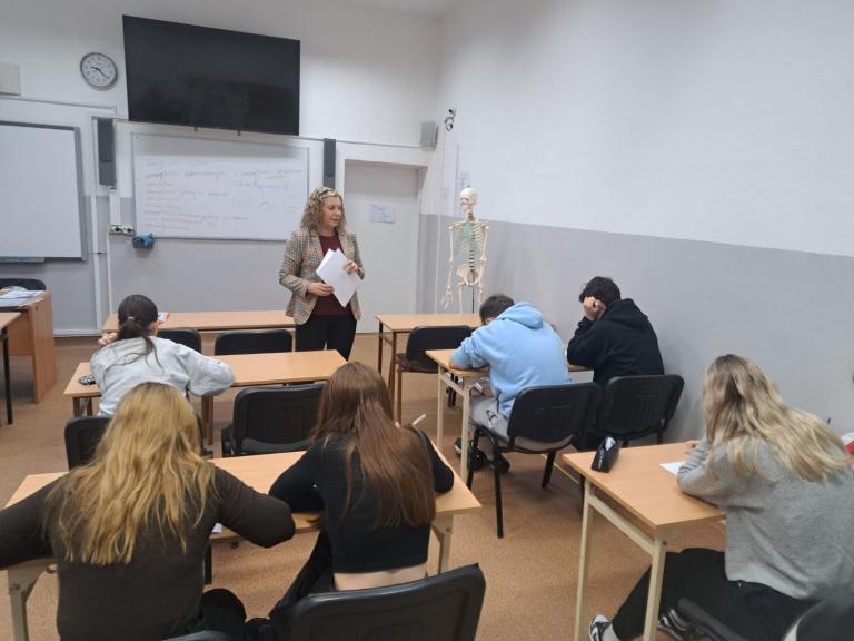 Doradca zawodowy z MCK na zajęciach  w technikum ortopedycznym w Świdnicy