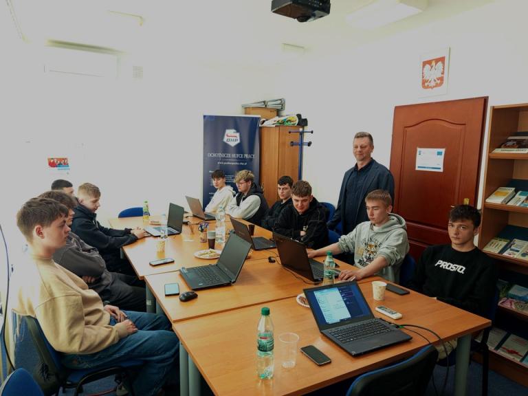 Kompetencje cyfrowe na start – warsztaty dla młodzieży w CEiPM w Krośnie