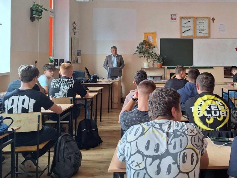 Młodzież 9-10 HP na spotkaniu z krośnieńskim pracodawcą