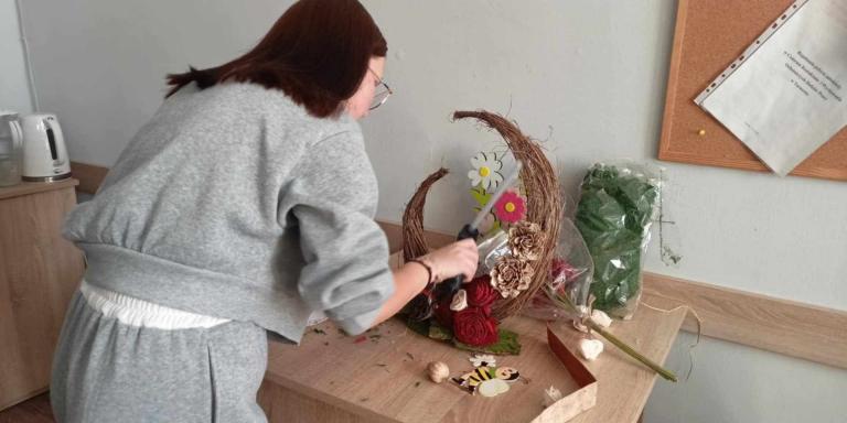 Zajęcia plastyczne „Kolorowego Kółka” – Konkurs na wieniec nagrobny „Żołnierska Pamięć”