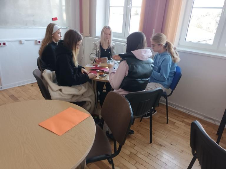 Święta  tuż, tuż –zajęcia plastyczne w 9-10 Hufcu Pracy w Krośnie
