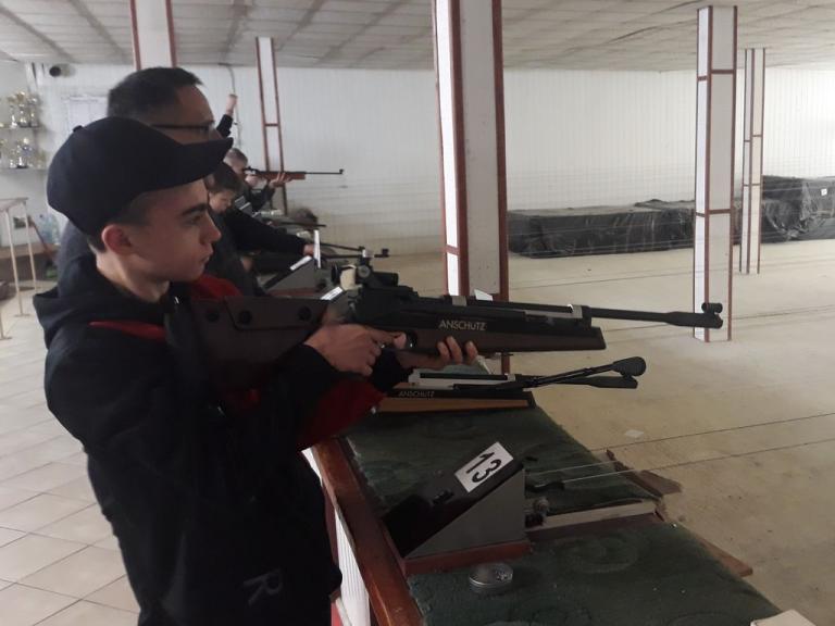 Zajęcia strzeleckie na feriach w przemyskim Hufcu Pracy