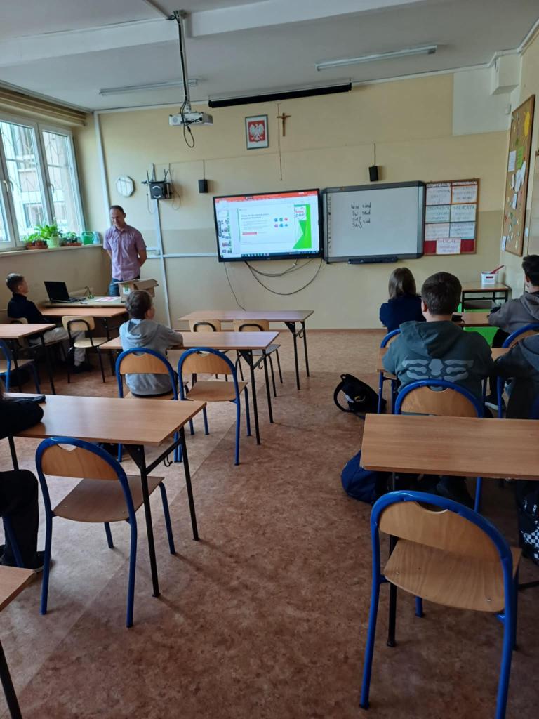 MCK Wieluń: Spotkanie z młodzieżą ze Szkoły Podstawowej im. Komisji Edukacji Narodowej w Skomlinie