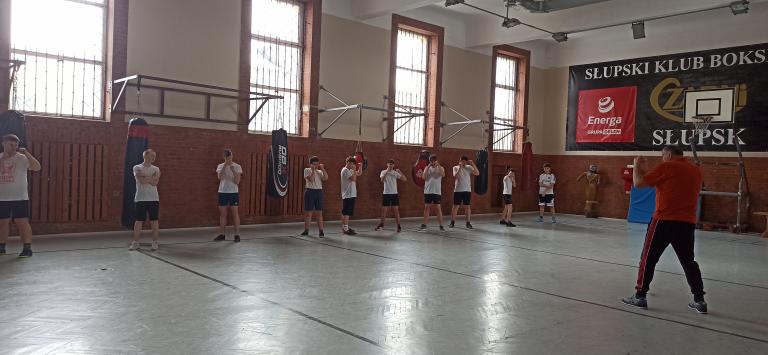 Uczestnicy 11-23 Hufiec Pracy w Słupsku aktywnie spędzają czas w „SKB ENERGA CZARNII” w Słupsku