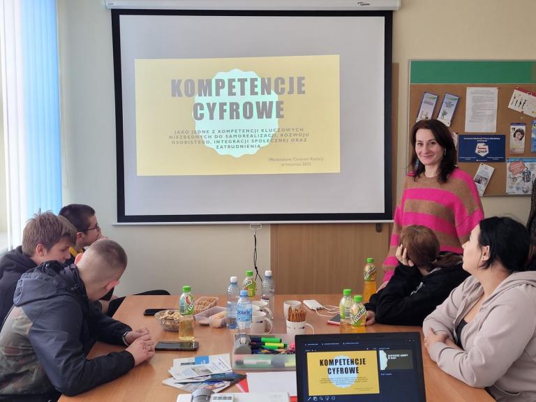 Jesteśmy społeczeństwem cyfrowym – kompetencje informatyczne w Młodzieżowym Centrum Kariery w Iwoniczu 