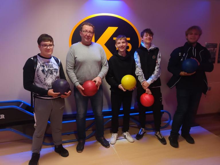 Zajęcia rekreacyjne uczestników 9-10 Hufca Pracy na kręgielni 