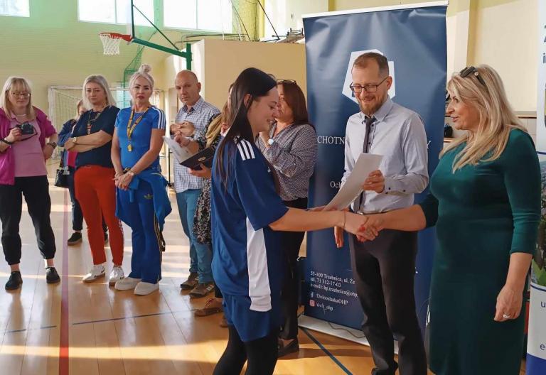 Hufiec Pracy 1-63 w Strzelinie na Wojewódzkim Turnieju Piłki Siatkowej Drużyn Mieszanych OHP