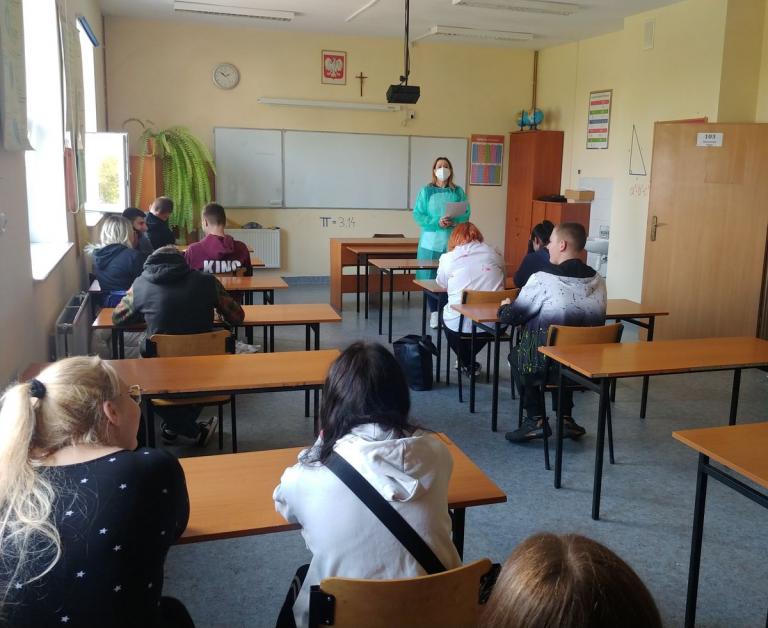 Młodzież z Ośrodka Szkolenia i Wychowania w Iwoniczu przypomina sobie zasady higieny w okresie Covid-19