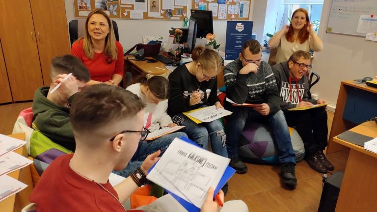 „Emocje nastolatków – jak zrozumieć i wspierać młodych ludzi w zdrowiu psychicznym”