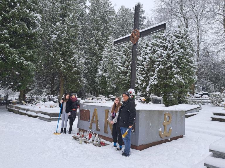 Pamiętajmy o zmarłych- inicjatywa Rady Młodzieży w przemyskim Hufcu Pracy