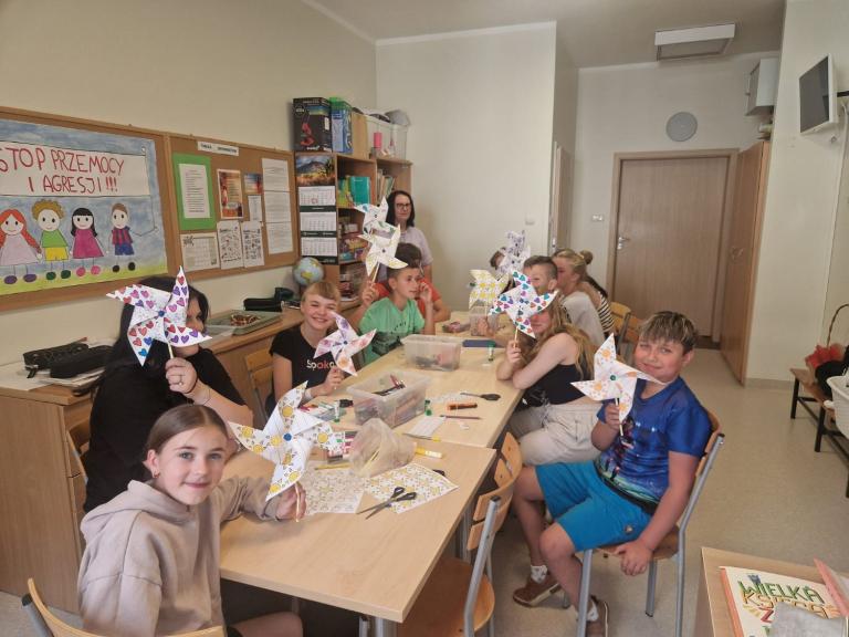 Kolorowy Dzień Dziecka w Szpitalu Zarzecze w Karpaczu – Młodzież z OSiW Mysłakowice w akcji.