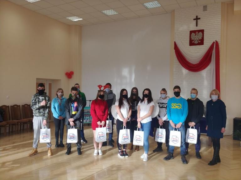 Uczestnicy OSiW odbierają mikołajkowe prezenty