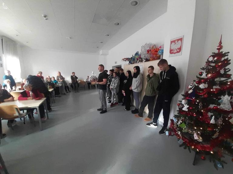 Świąteczne spotkanie młodzieży CKiW OHP z seniorami 