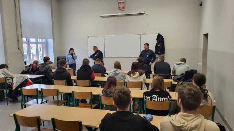 Spotkanie z policjantami w Zespole Szkół Cechu Rzemiosł Różnych
