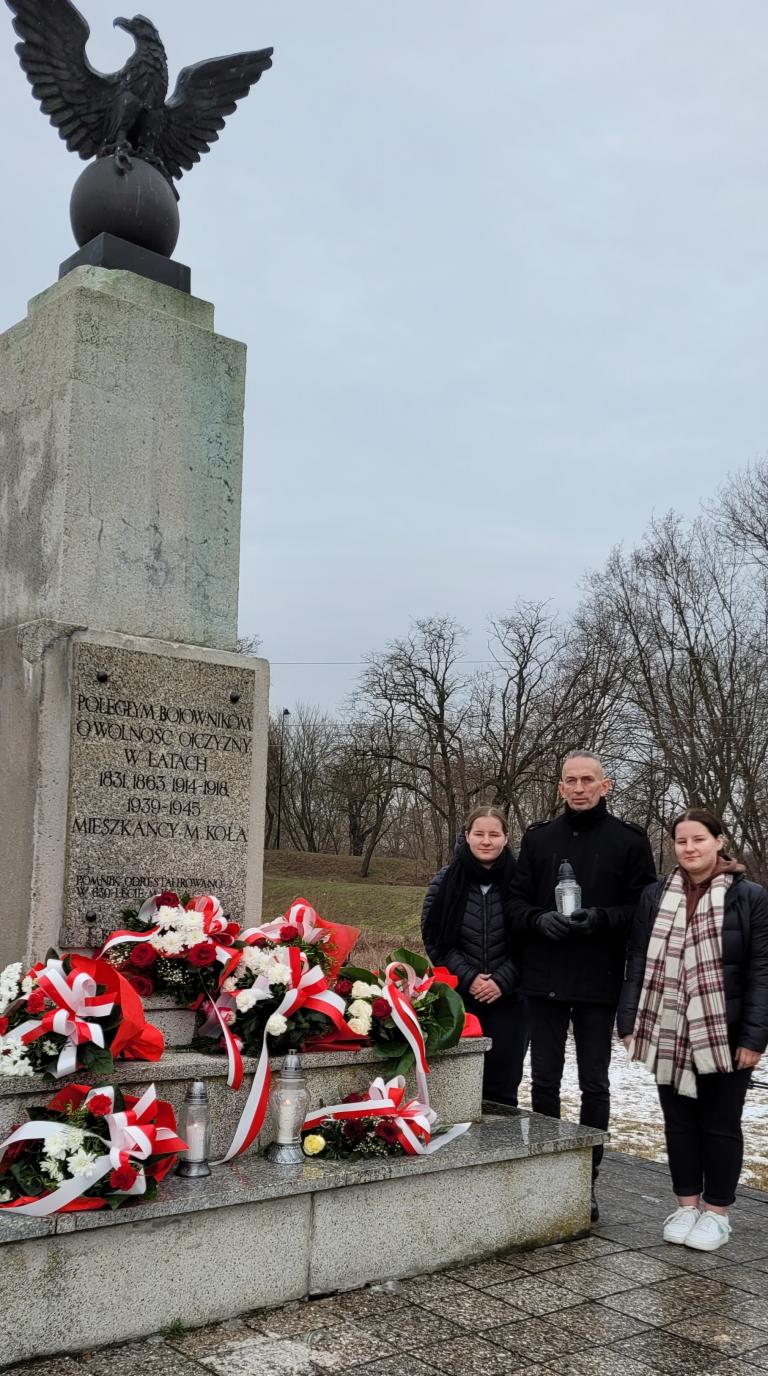 Młodzież z Hufca Pracy w Kole w hołdzie bohaterom poległym podczas Powstania Styczniowego 