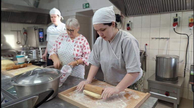 Magia Świąt w Kuchni: Przygotowania Uczniów OHP