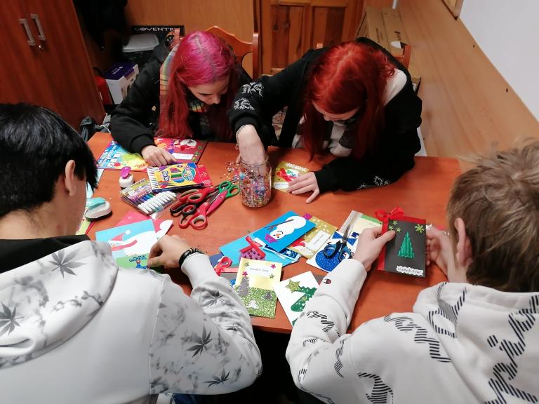 Młodzież z 11-23 Hufca Pracy w Słupsku tworzy wyjątkowe kartki świąteczne dla swoich bliskich