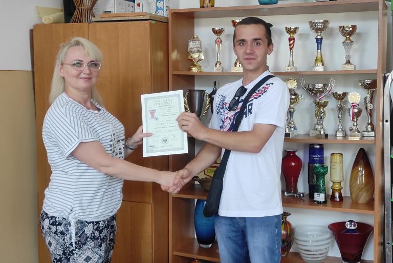 Absolwenci 9-10 Hufca Pracy odbierają świadectwa czeladnicze