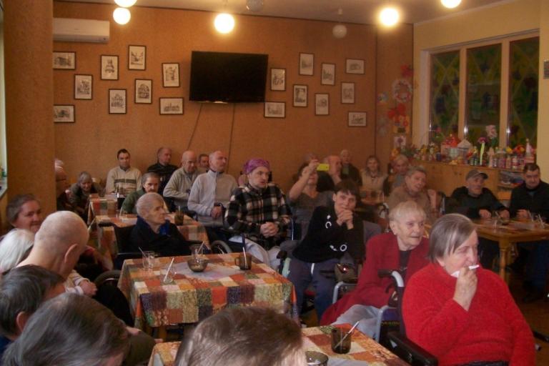 Uczestnicy Hufca Pracy z Wrocławia w DPS w Oławie w ramach inicjatywy  „Dzień Babci i Dziadka”