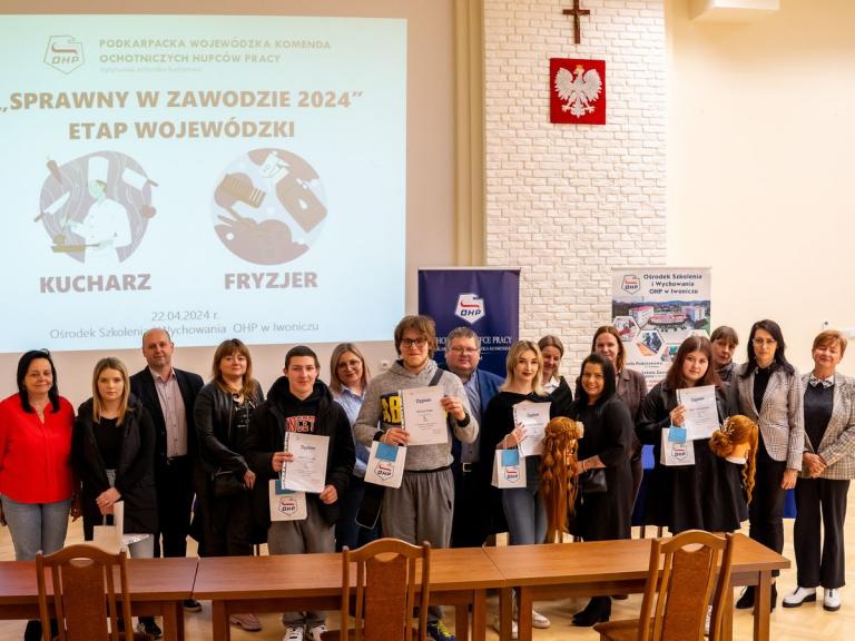 Sprawni w zawodzie fryzjer i kucharz