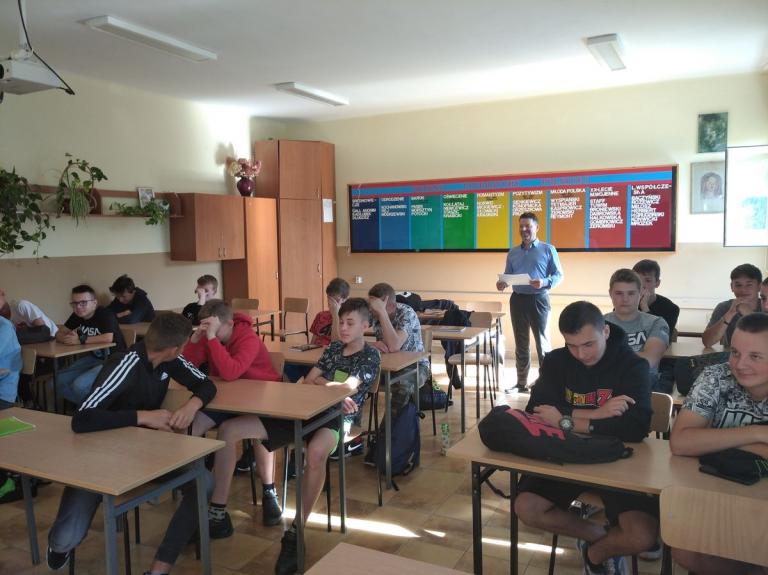 Spotkanie uczestników  9-9 Hufca Pracy Krosno z komendantem Hufca i samorządem szkoły