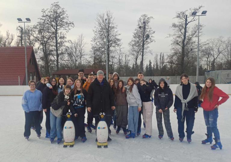 Noworoczne wyjście na lodowisko uczestników wrzesińskiego Hufca Pracy
