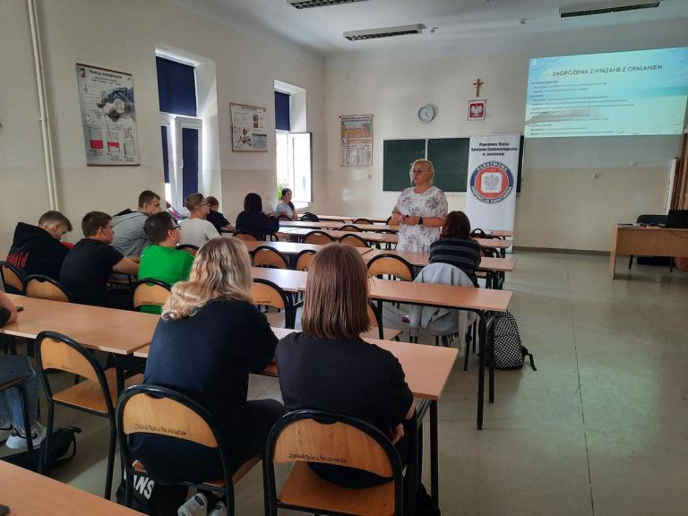 Jak bezpiecznie i zdrowo spędzić wakacje?