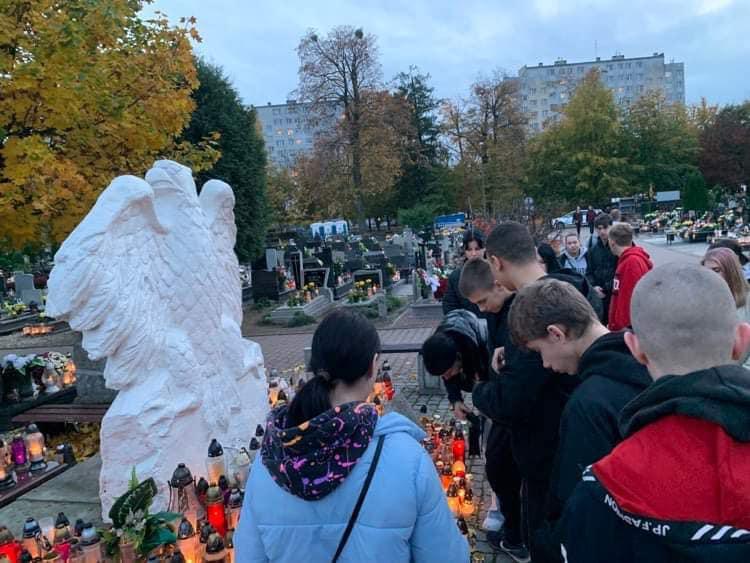 Kultywowanie tradycji i szacunku wobec zmarłych 