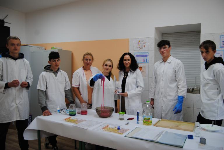 Pokazy chemiczne w Ośrodku Szkolenia i Wychowania w Szamocinie 