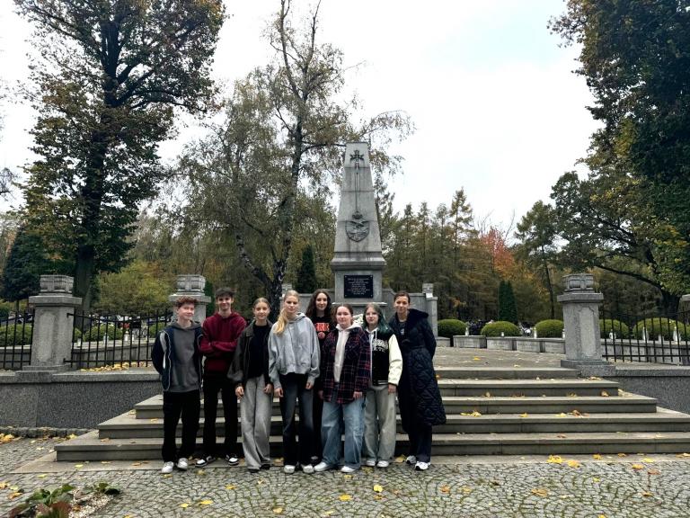 Wizyta na cmentarzu uczestników Hufca Pracy w Ostrzeszowie