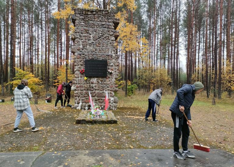 Młodzież Ośrodka Szkolenia i Wychowania w Człuchowie porządkuje pomnik obozu jenieckiego w Czarnem