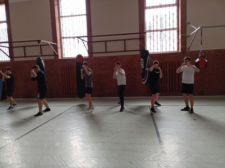 Uczestnicy 11-23 Hufca Pracy w Słupsku poznają sporty walki – idealny wybór dla nastolatków