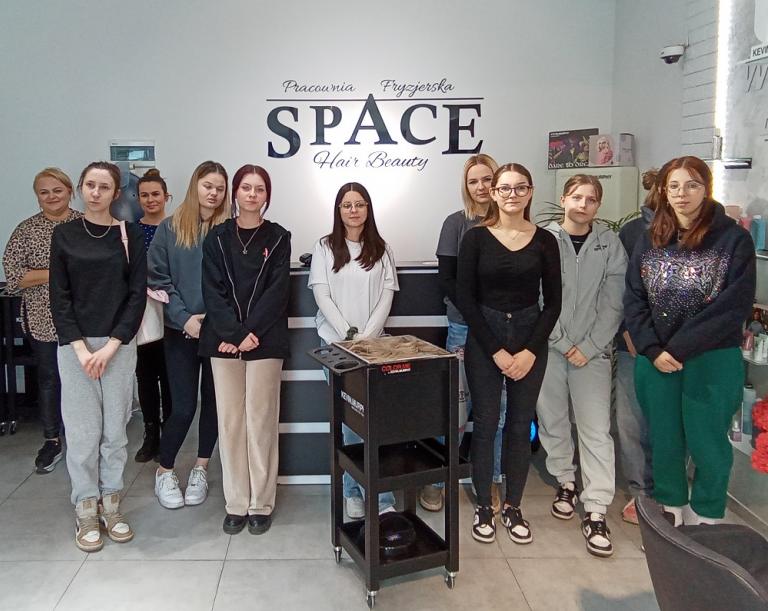Młodzi na tropie trendów – wizyta studyjna w salonie fryzjerskim