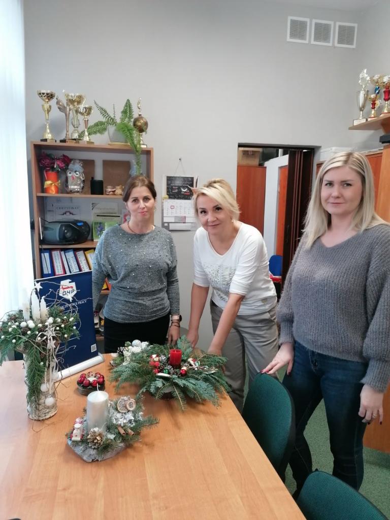 Młodzież z Przemkowskiego Hufca Pracy-  przygotowuje się do konkursu na stroik świąteczny 2024