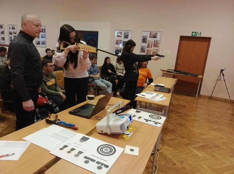 Młodzież z ziębickiego Hufca na szkoleniu strzeleckim