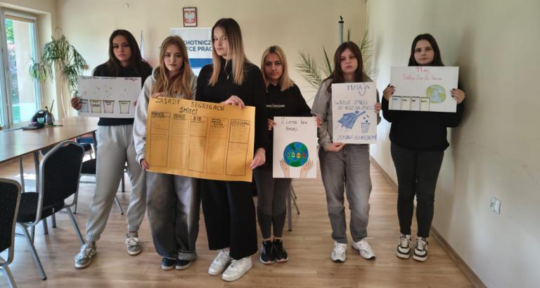 Młodzież tworzy plakaty z okazji Dnia Bez Śmiecenia