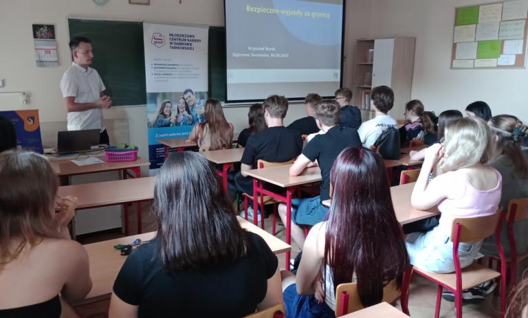 Bezpieczne wakacje – mądrze podejmuj pracę za granicą