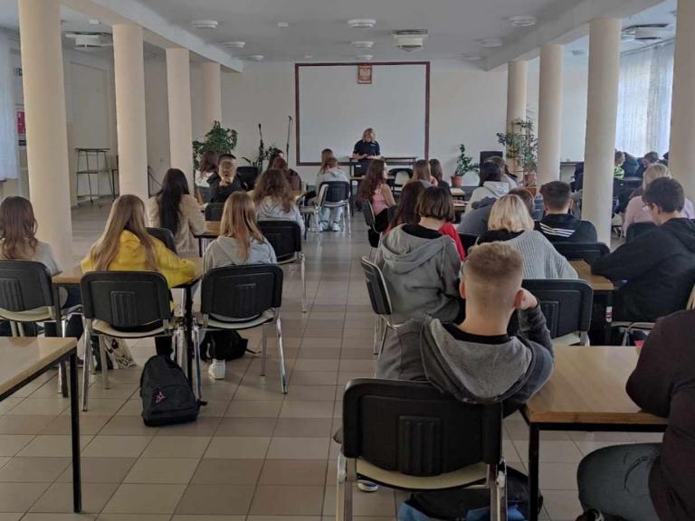 Spotkanie uczestników 9-8  Hufca Pracy w Sanoku z policjantką