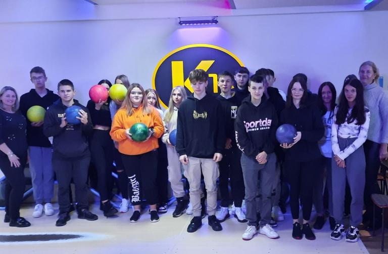 Pizza i kręgle w ramach nagrody dla 9-10 Hufca Pracy
