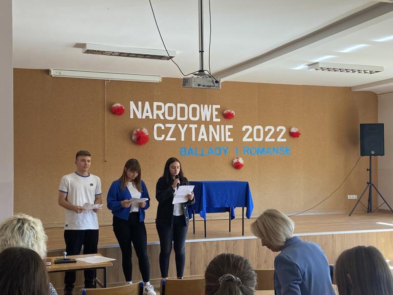 Hufiec Pracy we Wrześni czyta Ballady i Romanse